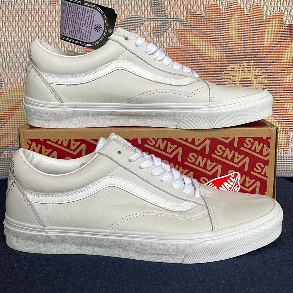 Vans WMNS Old Skool
(Divine) White/True White
VN0A5KRFBSL
Sneakers